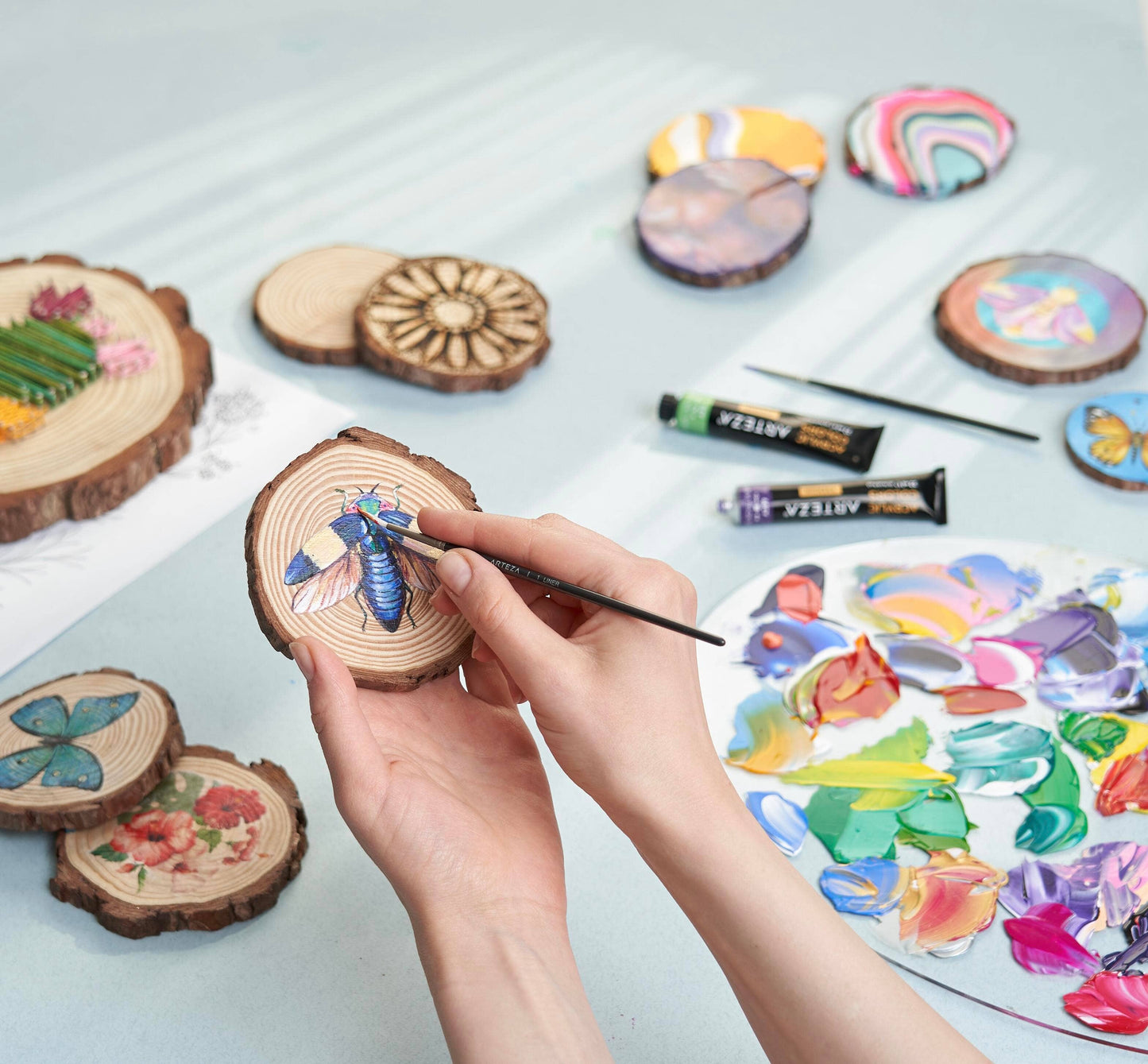 Arteza® Medium Wood Slices Set, 25 pc.