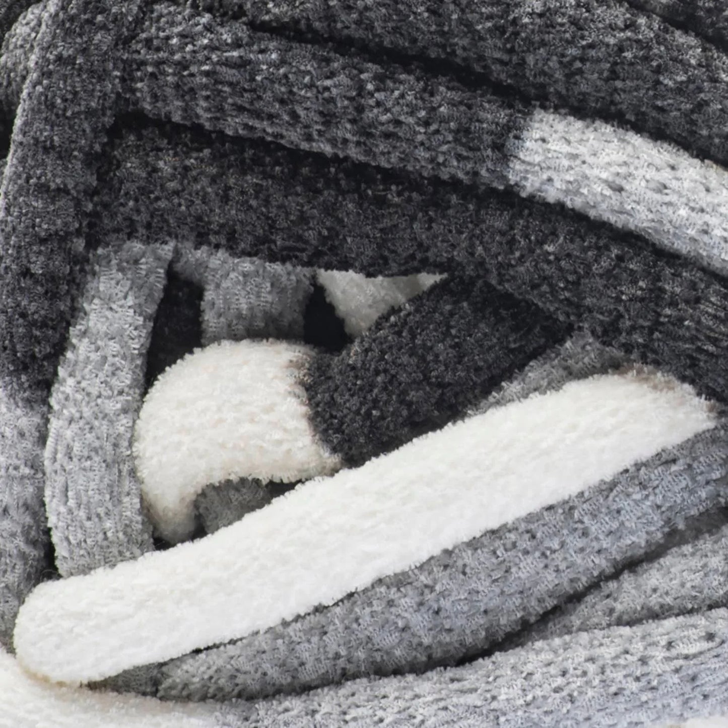 Bernat Plush Big Yarn - Pepper Print