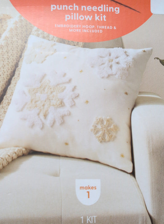 Mondo Llama Punch Needling Pillow Kit