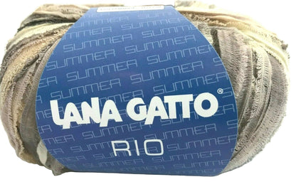 Ball of yarn with a blue label featuring 'Lana Gatto' on a white background