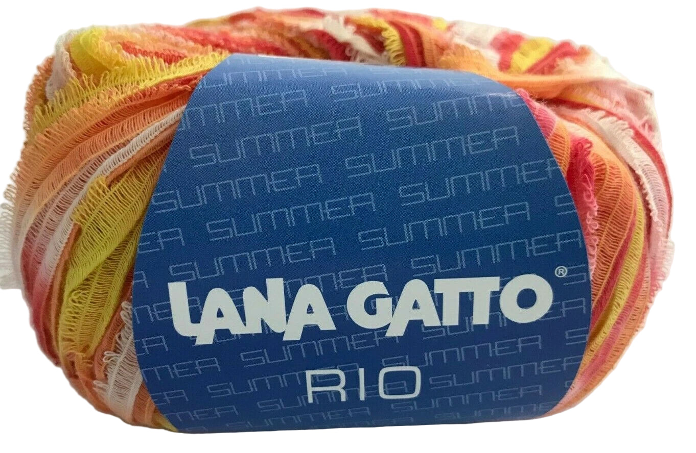 Multicolored yarn skein with a blue label featuring 'Lana Gatto' on a white background