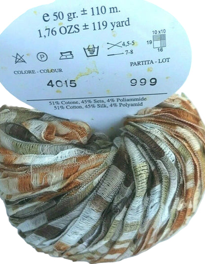 Yarn ball with label showing color code 4015 and quantity 999 on a white background